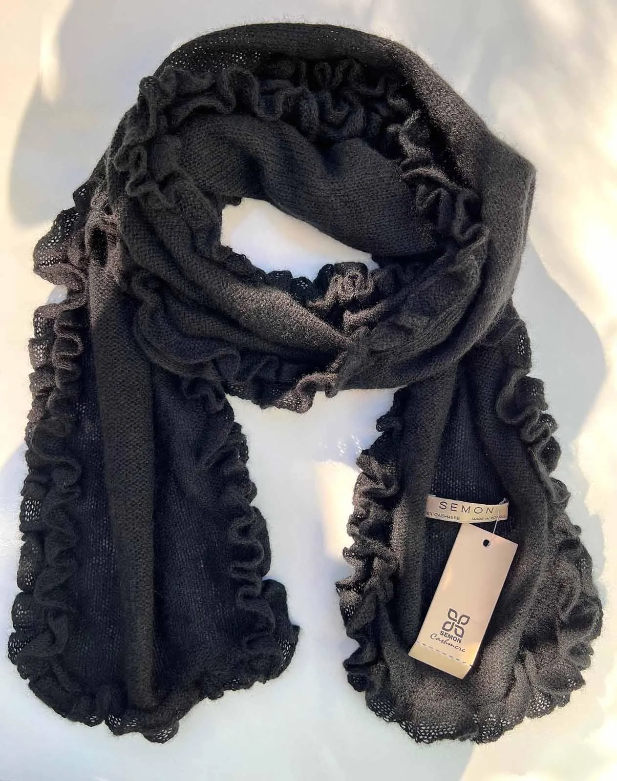 Small cashmere scarf in black - Ruffled